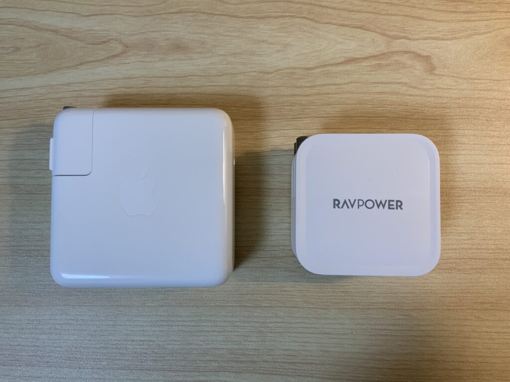 MacBook Proの充電器とRAVPowerの充電器の比較