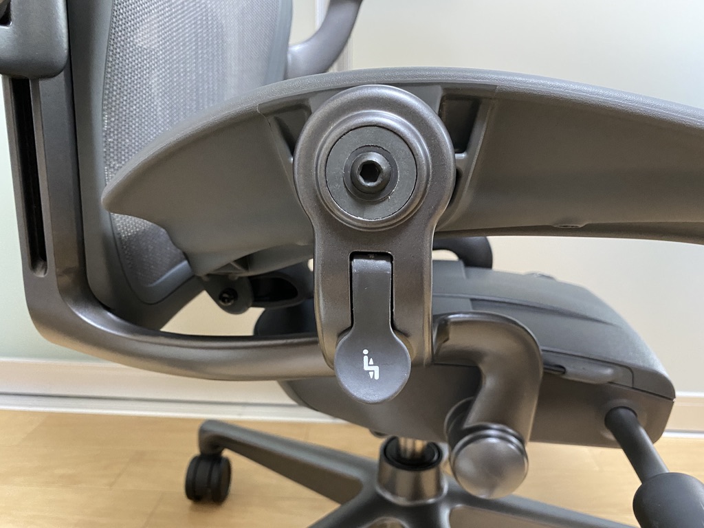 アーロンチェア（カーボン）昇降レバー